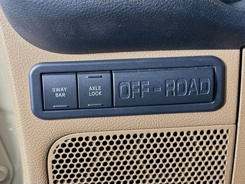 Used 2018 Jeep Wrangler Unlimited Rubicon w/ Connectivity Group image 17