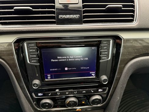 Used 2018 Volkswagen Passat 2.0T SE image 30