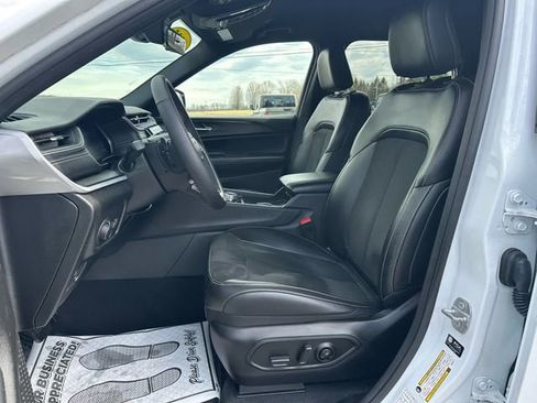 Used 2025 Jeep Grand Cherokee Altitude image 9