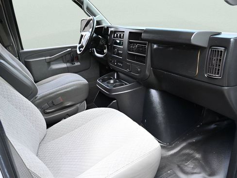 Used 2017 Chevrolet Express 3500 RWD image 16