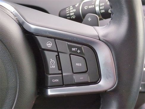 Used 2020 Jaguar E-PACE SE image 27