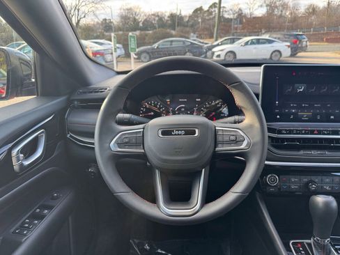 Used 2025 Jeep Compass Trailhawk image 30