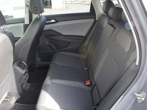 Used 2023 Volkswagen Taos SE w/ Panoramic Sunroof Package image 27