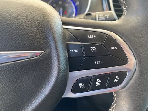 Used 2025 Chrysler Pacifica Select image 19