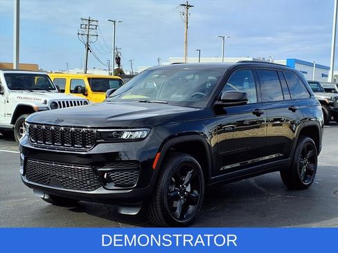 New 2025 Jeep Grand Cherokee Altitude AWD/4WD image 2