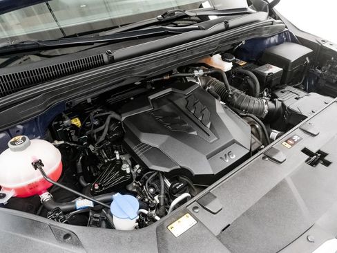 Used 2024 Kia Carnival LX FWD image 4