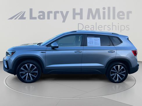 Used 2022 Volkswagen Taos SE FWD image 2