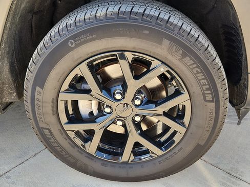 Used 2025 Jeep Grand Cherokee Altitude AWD/4WD image 7