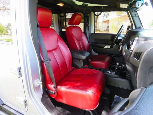 Used 2013 Jeep Wrangler Unlimited Rubicon AWD/4WD image 15