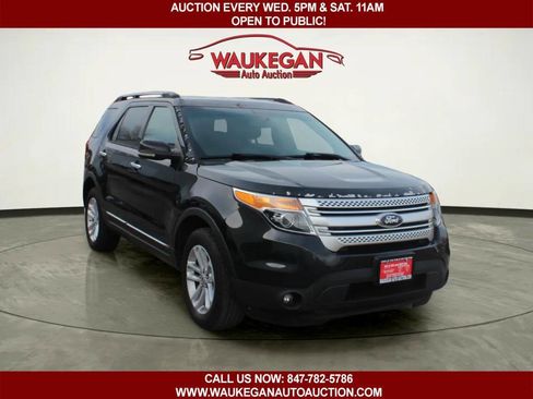 Used 2013 Ford Explorer XLT image 2