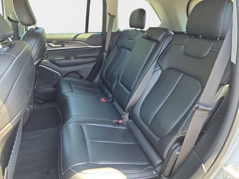 Used 2022 Jeep Grand Cherokee Limited AWD/4WD image 12