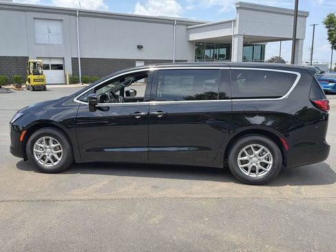 New 2027 Chrysler Pacifica Select FWD image 10