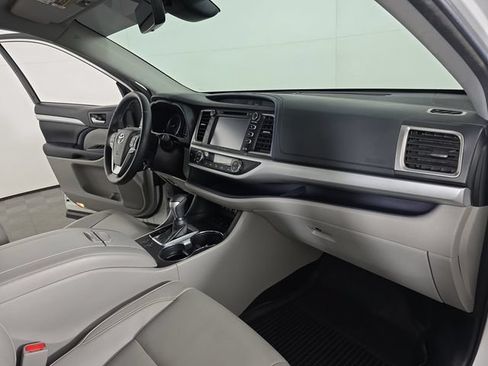 Used 2018 Toyota Highlander XLE AWD/4WD image 29