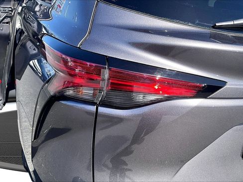 Used 2021 Toyota Sienna XLE FWD image 22