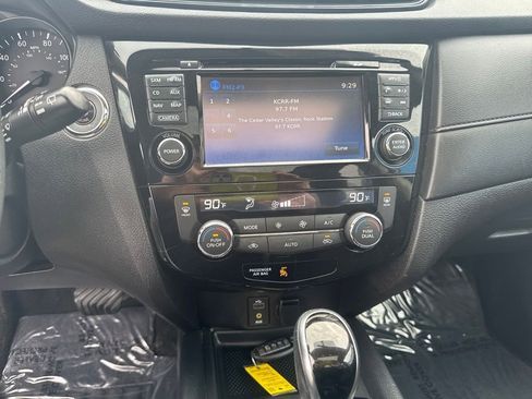 Used 2017 Nissan Rogue SV image 18