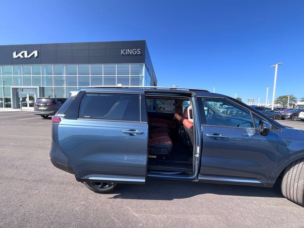 Certified 2024 Kia Carnival SX Prestige FWD image 4