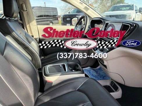 Used 2023 Chrysler Pacifica Touring-L image 8