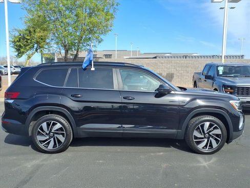 Used 2024 Volkswagen Atlas SE image 3