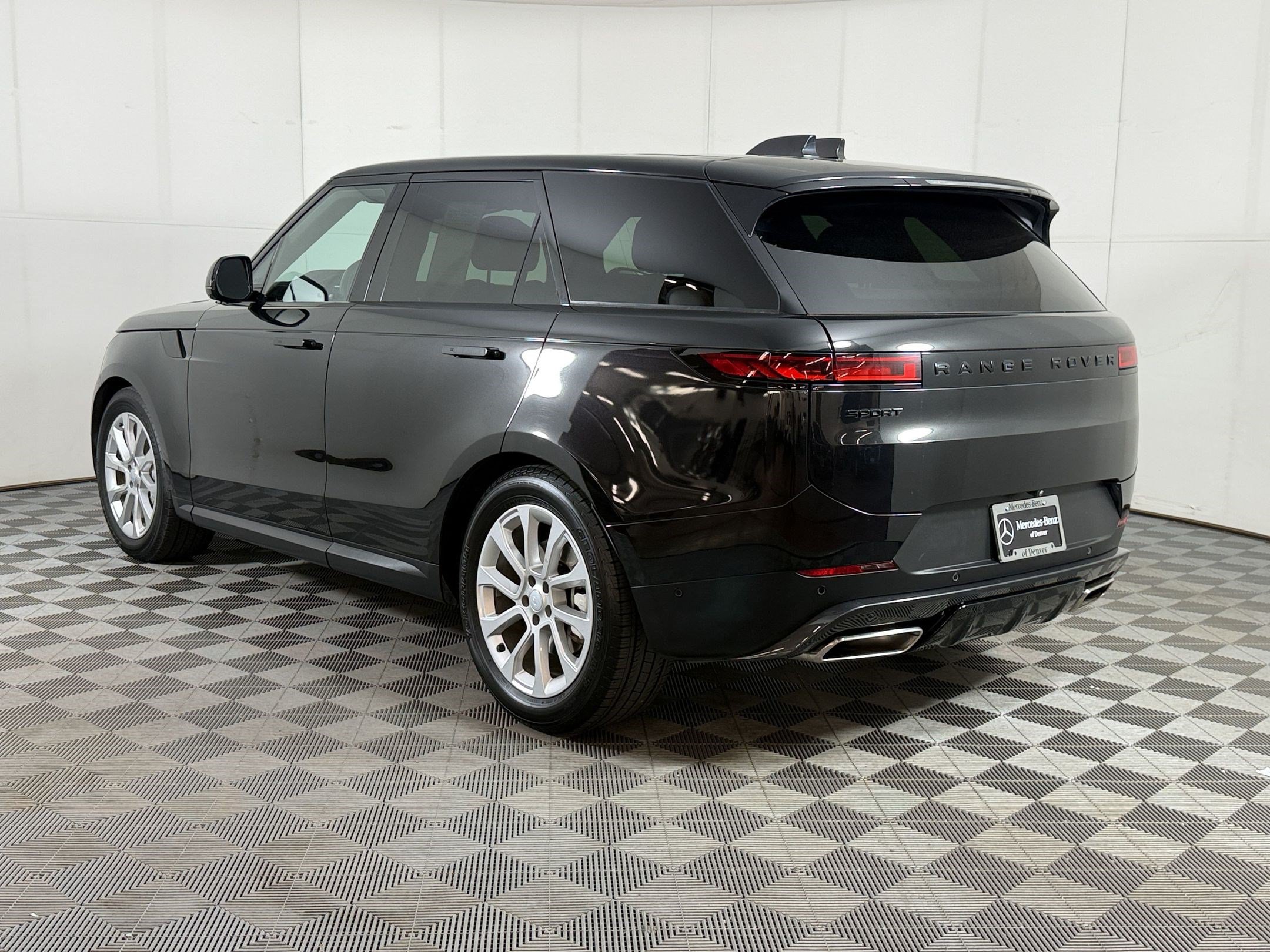 Used 2025 Land Rover Range Rover Sport SE AWD/4WD image 3