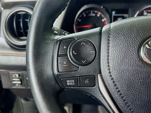Used 2018 Toyota RAV4 SE image 22