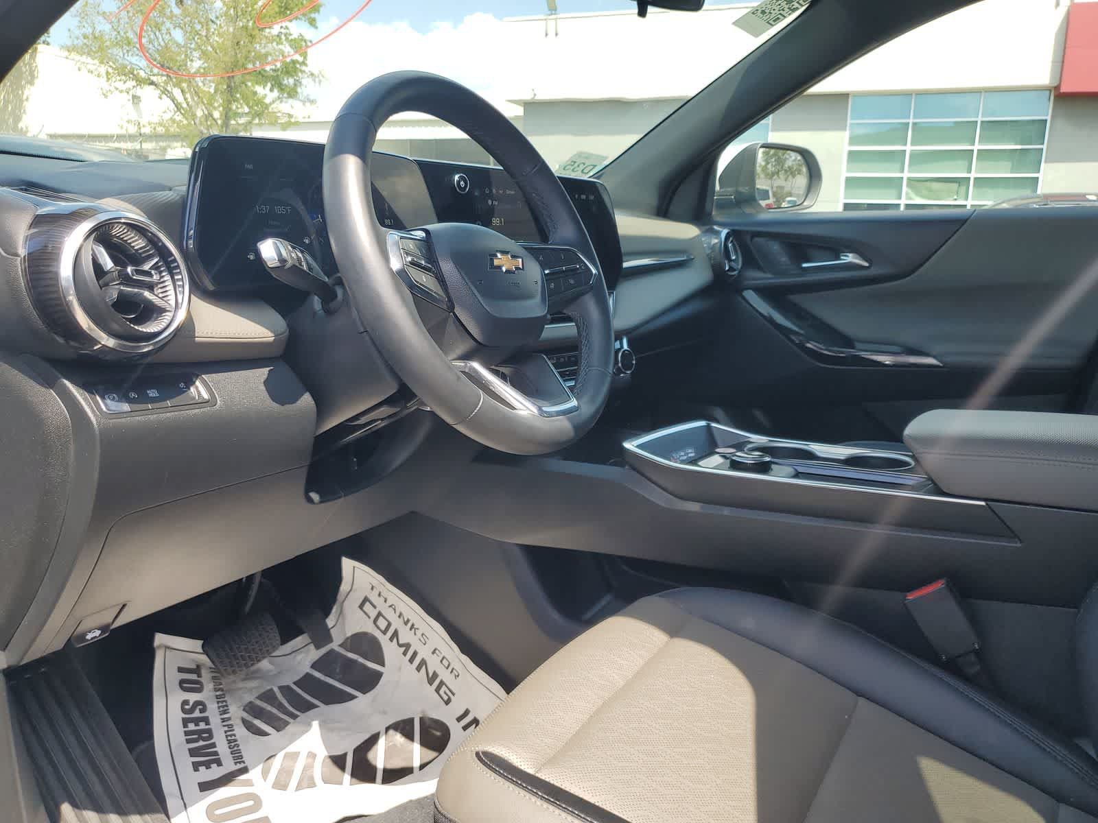 Used 2026 Chevrolet Equinox LT w/ Convenience Package II FWD image 2