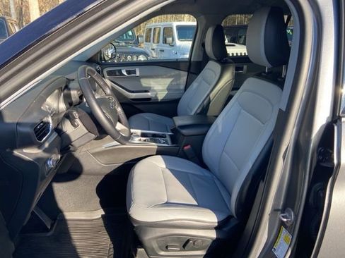 Used 2021 Ford Explorer XLT w/ Equipment Group 202A image 11