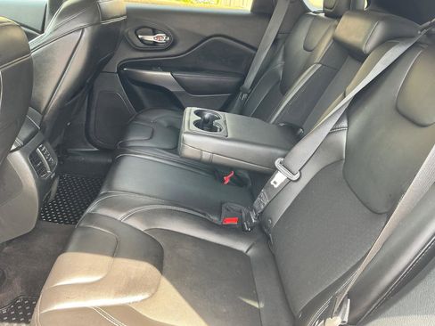 Used 2019 Jeep Cherokee Latitude Plus w/ Cold Weather Group AWD/4WD image 13