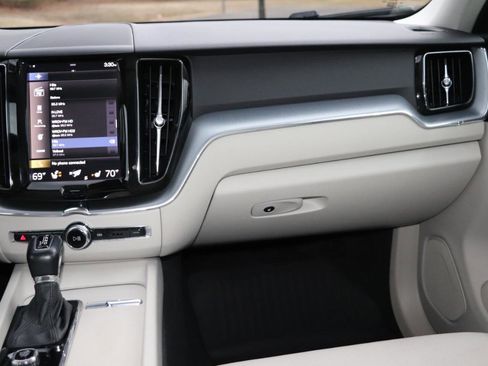 Used 2020 Volvo XC60 T5 Momentum w/ Protection Package Premier image 30