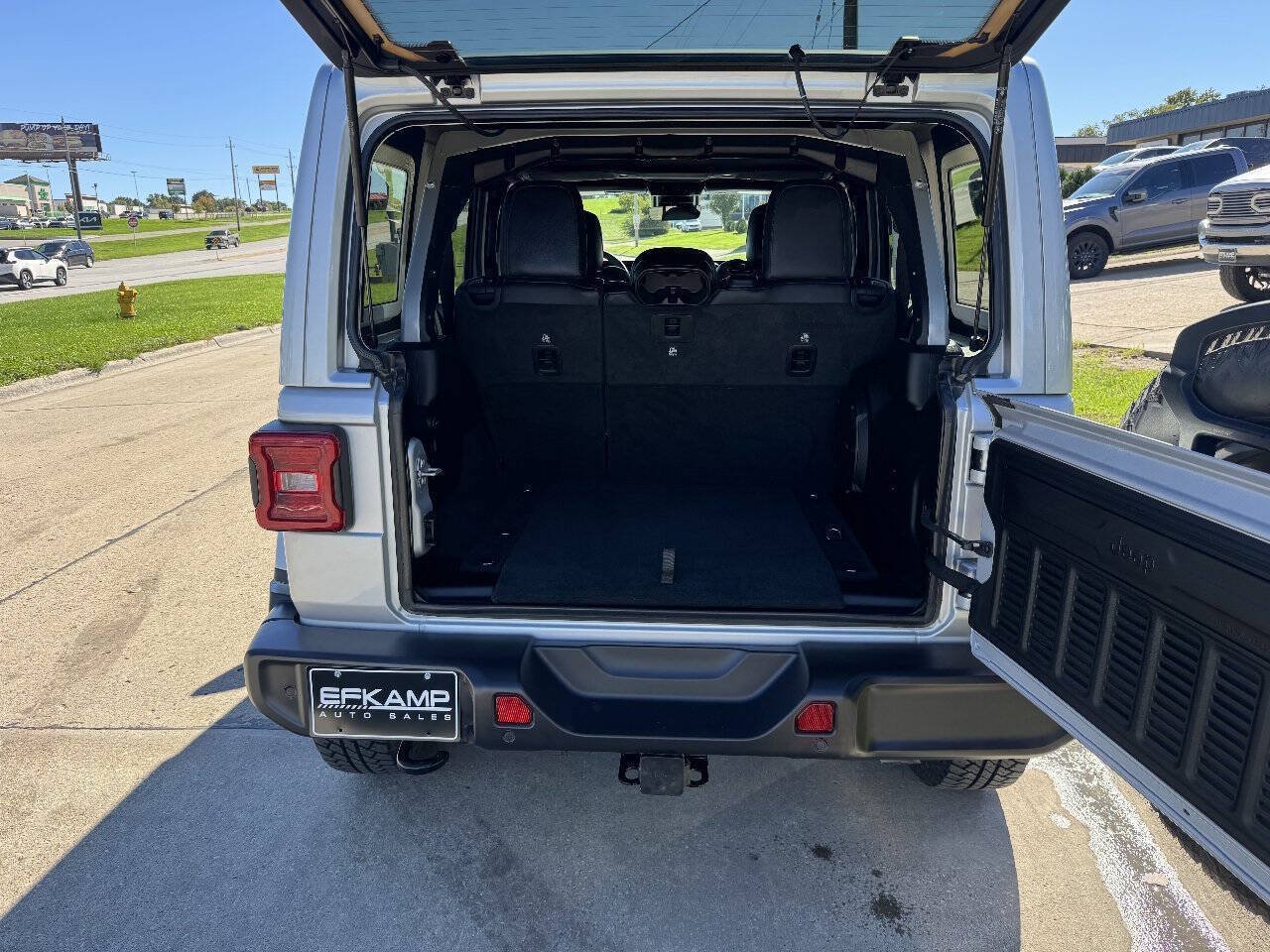 Used 2024 Jeep Wrangler Unlimited Sahara w/ Technology Group AWD/4WD image 10