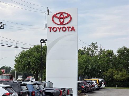 Used 2025 Toyota Camry XLE image 1