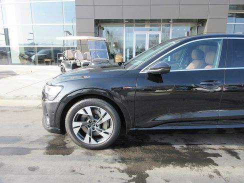 Used 2022 Audi e-tron Premium Plus image 2
