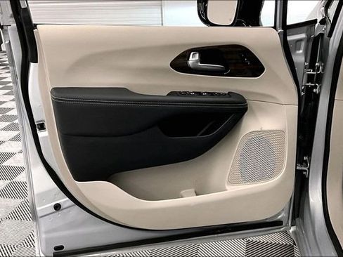 Used 2024 Chrysler Pacifica Limited image 19