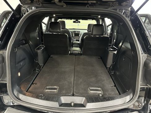 Used 2018 Ford Explorer XLT w/ XLT Appearance Package AWD/4WD image 19