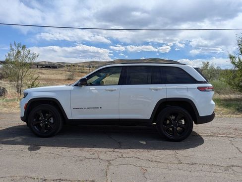Used 2023 Jeep Grand Cherokee Limited w/ Black Appearance Package image 9