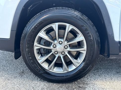 Used 2019 Jeep Cherokee Latitude Plus w/ Cold Weather Group AWD/4WD image 30