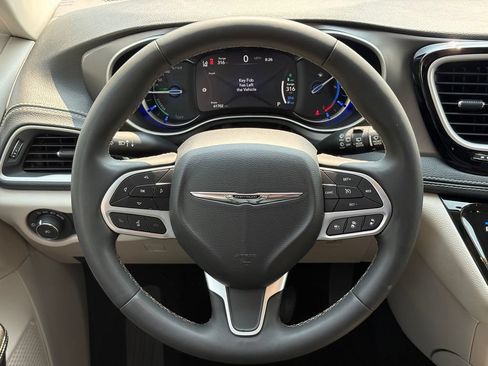Used 2023 Chrysler Pacifica Touring-L FWD image 43