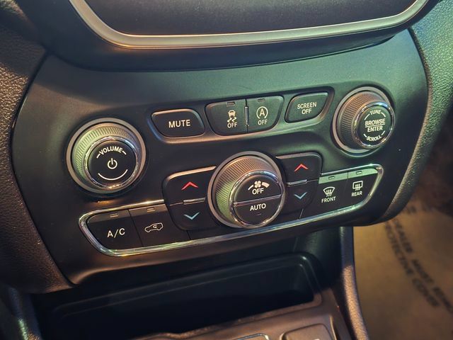 Used 2019 Jeep Cherokee Trailhawk AWD/4WD image 29