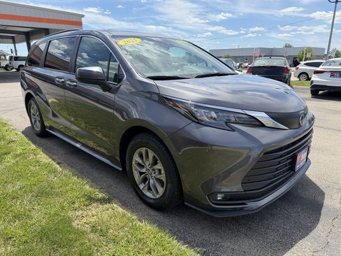 Used 2025 Toyota Sienna XLE w/ XLE Plus Package AWD/4WD image 7