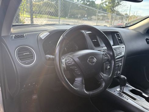 Used 2019 Nissan Pathfinder SL FWD image 3