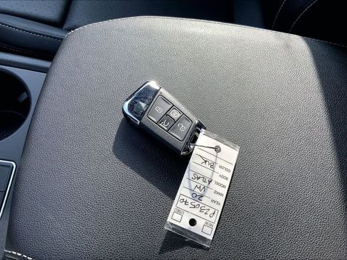 Used 2020 Volkswagen Atlas Cross Sport SE w/ Towing Package image 11