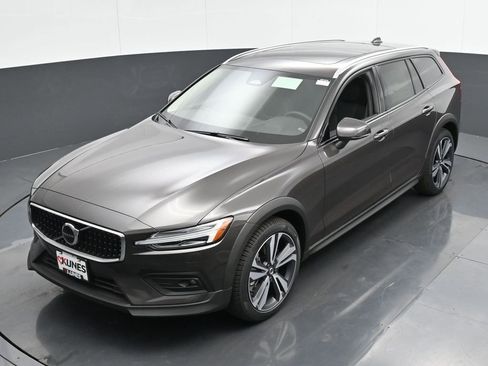 New 2025 Volvo V60 B5 Cross Country Plus w/ Protection Package Premier image 36