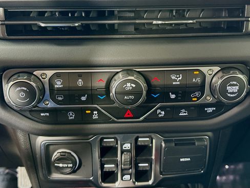 Used 2026 Jeep Wrangler Unlimited Rubicon AWD/4WD image 16
