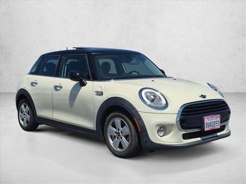 Used 2018 MINI Cooper 4-Door Hardtop FWD image 3