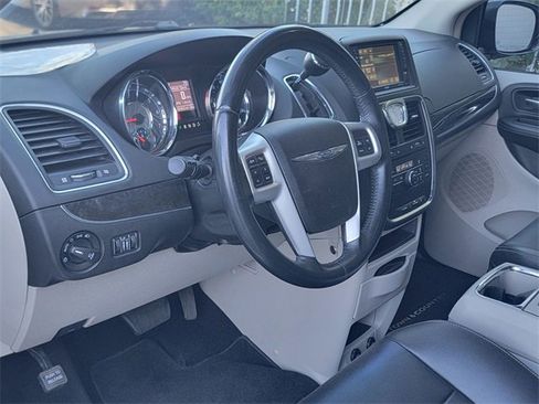 Used 2014 Chrysler Town & Country Touring image 9