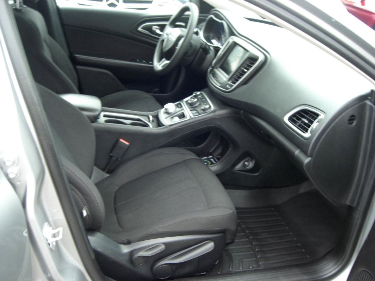 Used 2015 Chrysler 200 Limited FWD image 17
