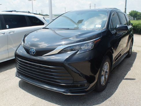 Used 2025 Toyota Sienna LE FWD image 5