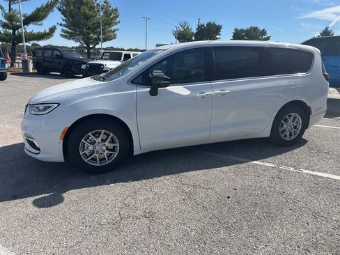 New 2026 Chrysler Pacifica Select image 15