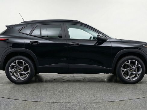 Used 2025 Chevrolet Trax LT FWD image 11