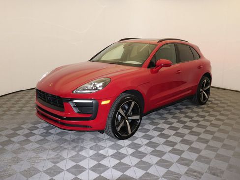 Used 2025 Porsche Macan image 1