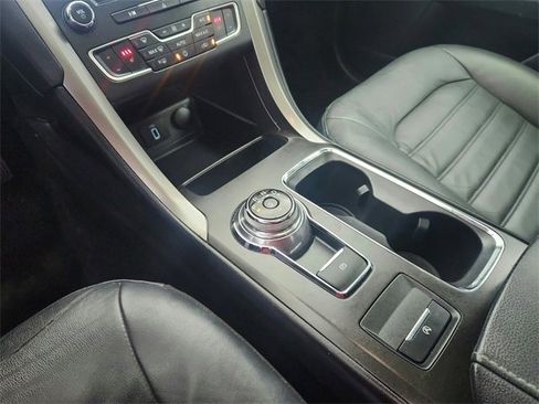 Used 2018 Ford Fusion SE w/ Fusion SE Technology Package image 15